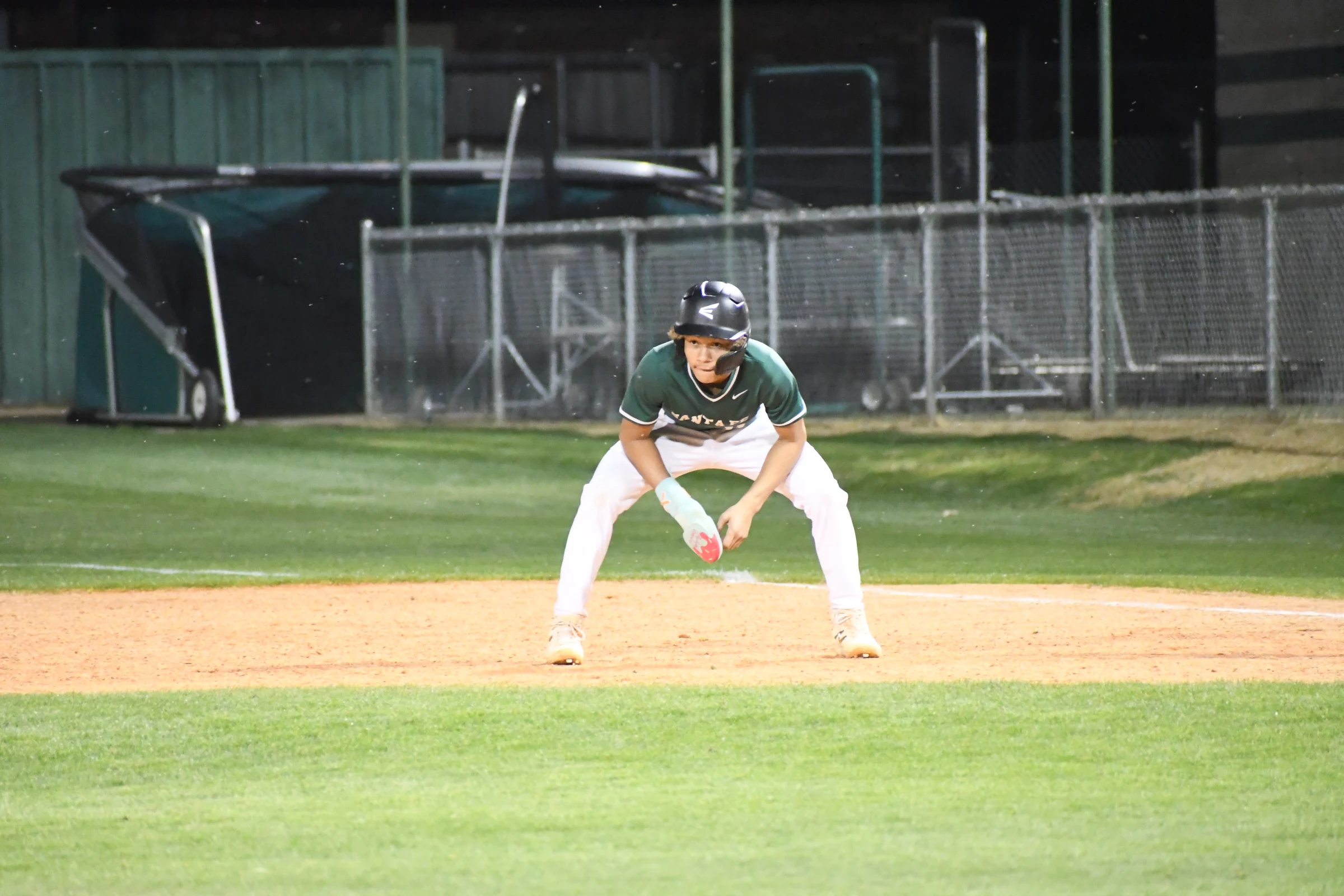 Santa Fe JV2 player leading off a base